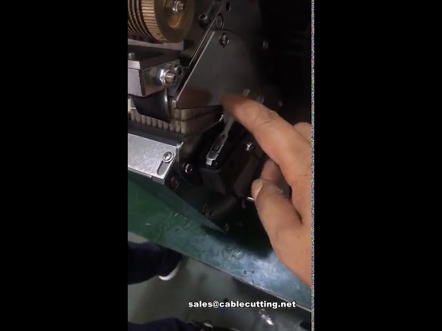全自动线束中间接头包胶机，配备传感器开关，提升工业装配效率