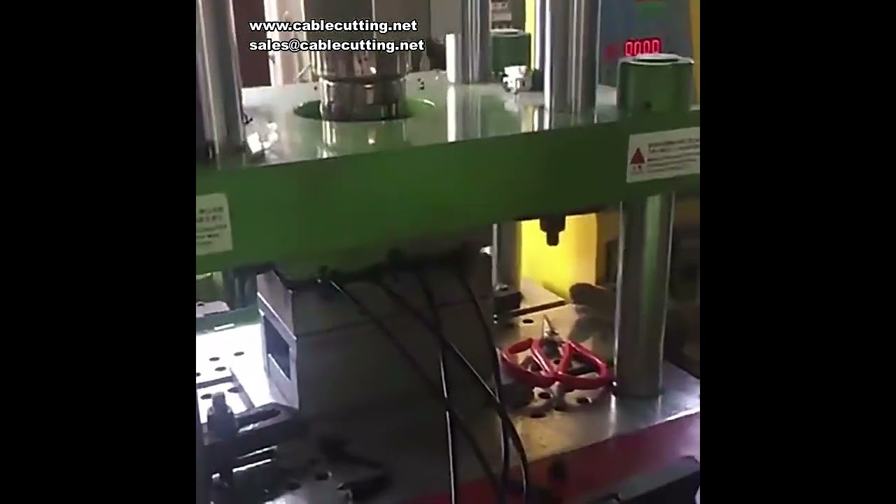 200SKT立式注塑机：DC头连接器与USB数据线头高效生产
